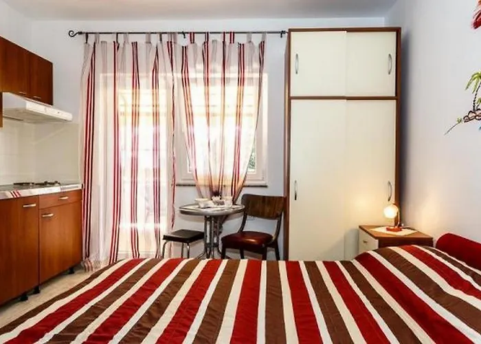 And With Parking Space Malinska, Krk - 18193 Gostinjska kuća 3*